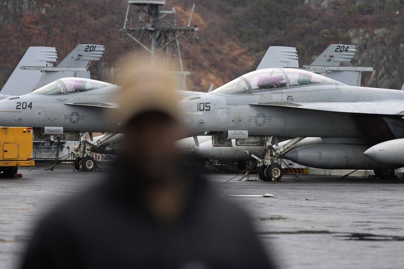 Cazas F-18 Super Hornet estadounidenses se ven en la cubierta del portaaviones nuclear de clase Nimitz USS Carl Vinson en un puerto en Busán, Corea del Sur, el lunes 3 de marzo de 2025. (AP Foto/Lee Jin-man, Pool)