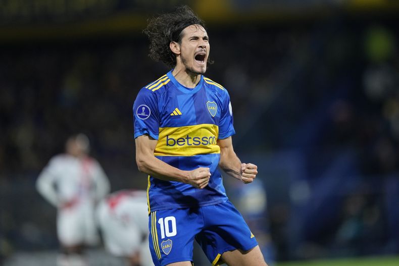 Edinson Cavani, delantero uruguayo de Boca Juniors, celebra después de marcar el segundo gol de su equipo en contra de Nacional Potosi, de Bolivia, durante el partido del Grupo D de la Copa Sudamericana, en el estadio La Bombonera, en Buenos Aires, Argentina. el miércoles 29 de mayo de 2024. Cavani renunció a la selección uruguaya a 20 días para el inicio de la Copa América, el jueves 30 de mayo de 2024 en un mensaje publicado en Instagram. (AP Foto/Natacha Pisarenko)