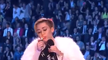 americateve | Miley Cyrus celebra con marihuana su premio en los MTV Europa  La cantante volvió a llamar la atención en una ceremonia, aunque esta vez no fue su vestido