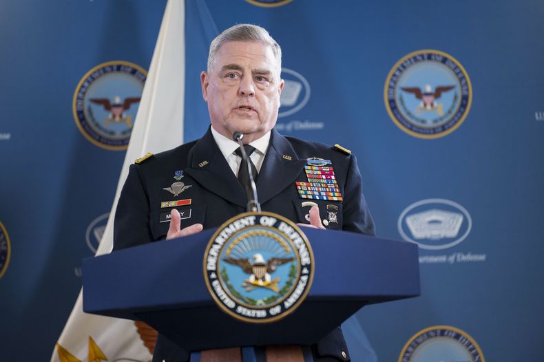 El general del Ejército de EEUU Mark Milley ofrece una conferencia de prensa con el secretario de Defensa, Lloyd Austin, en el Pentágono, el jueves 25 de mayo de 2023. (AP Foto/Kevin Wolf)