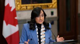 La ministra de Asuntos Exteriores de Canadá, Anita Anand, habla en una conferencia de prensa sobre la situación de seguridad en México, en el vestíbulo de la Cámara de los Comunes del Parlamento, en Ottawa, el lunes 23 de febrero de 2026. (Justin Tang/The Canadian Press vía AP)