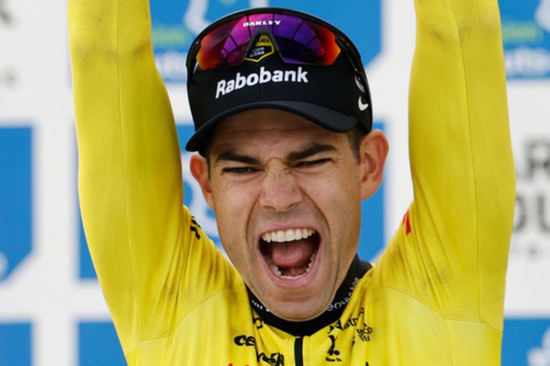 ARCHIVO - Foto del 12 de abril del 2026, el belga Wout van Aert celebra en el podio tras ganar la Paris-Roubaix. (AP Foto/Jean-Francois Badias, Archivo)
