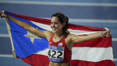 La boricua Alondra Negrón celebra al concluir victoriosa los 3.000 metros con obstáculos en los Juegos Centroamericanos y del Caribe en San Salvador, el viernes 7 de julio de 2023 (AP Foto/Arnulfo Franco)