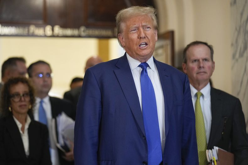 El expresidente Donald Trump habla durante un receso en su juicio civil por fraude comercial en Nueva York, miércoles 25 de octubre de 2023. (AP Foto/Seth Wenig)