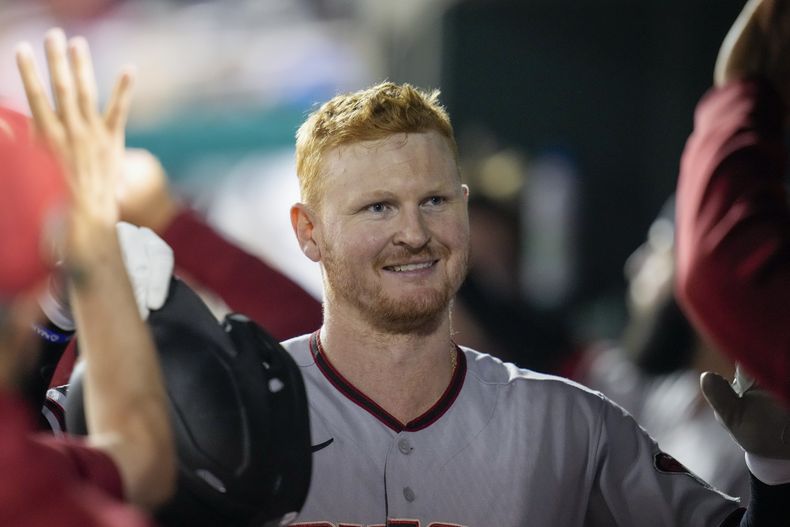 Pavin Smith festeja su jonrón de dos carreras por los Diamondbacks de Arizona ante los Nacionales de Washington, el martes 6 de junio de 2023 (AP Foto/Alex Brandon)