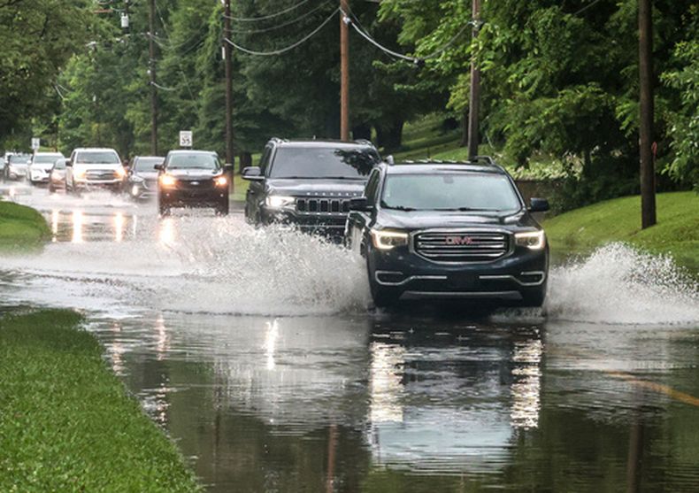 Varios conductores maniobran a través de una inundación en West Parrish Avenue tras una fuerte lluvia, el sábado 27 de junio de 2026, in Owensboro, Kentucky. (Greg Eans/The Messenger-Inquirer vía AP)