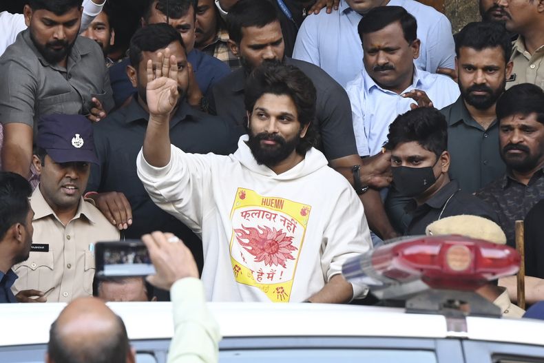 El actor indio Allu Arjun (centro), saluda a sus fanáticos en Hyderabad, India, el 13 de diciembre de 2024, a su salida del hospital a donde fue trasladado para un reconocimiento médico antes de su detención porque su aparición en la proyección de una película causó supuestamente una estampida con un muerto. (AP Foto)