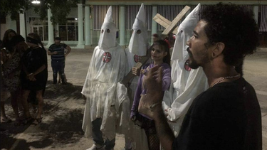 jovenes cubanos se disfrazan con capuchas del ku-klux-klan en halloween y generan indignacion