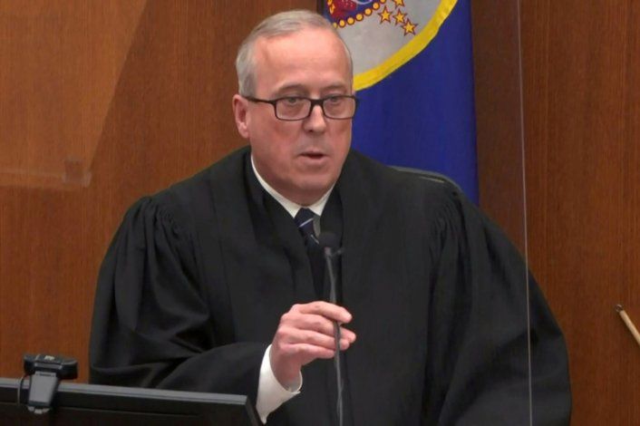 El juez de distrito del condado de Hennepin, Peter Cahill, habla con el jurado antes de anunciar su veredicto de culpabilidad de todos los cargos contra el ex oficial de policía de Minneapolis Derek Chauvin en su juicio por homicidio en segundo grado, 