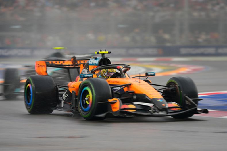 El británico Lando Norris de McLaren maniobra su auto en la carrera sprint del Gran Premio de Singapur el sábado 10 de octubre del 2026. (AP Foto/Vincent Thian)