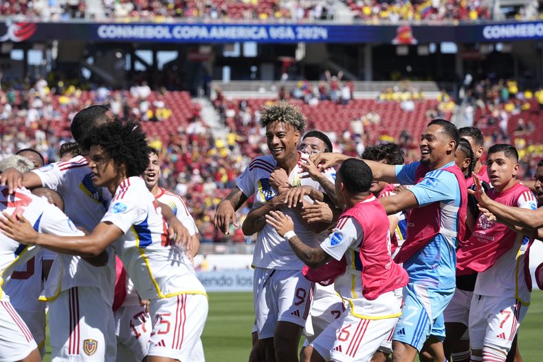 Jhonder Cádiz (centro) es felicitado tras anotar el primer gol de Venezuela ante Ecuador en el partido contra Venezuela por el Grupo B de la Copa América, el sábado 22 de junio de 2024, en Santa Clara, California.