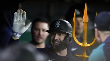 AJ Pollock, de los Marineros de Seattle, festeja con un tridente luego de conectar un jonrón en el duelo del martes 2 de mayo de 2023, ante los Atléticos de Oakland (AP Foto/Godofredo A. Vásquez)