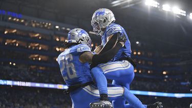 Jahmyr Gibbs (26), corredor de los Lions de Detroit, festeja tras un acarreo de anotación de 12 yardas, en el encuentro del sábado 16 de diciembre de 2023, ante los Broncos de Denver (AP Foto/David Dermer)