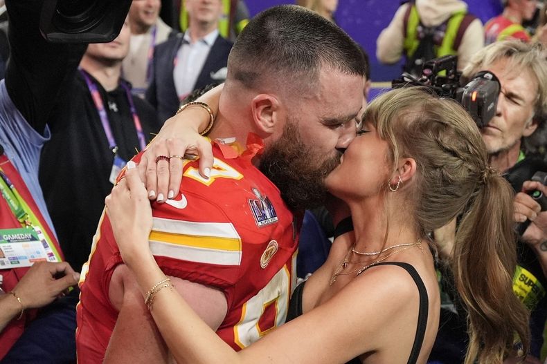 El ala cerrada de los Chiefs de Kansas City, Travis Kelce (87), besa a Taylor Swift después del partido de fútbol americano del Super Bowl 58 de la NFL contra los 49ers de San Francisco, el domingo 11 de febrero de 2024, en Las Vegas. Los Chiefs ganaron 25-22. (AP Foto/John Locher)