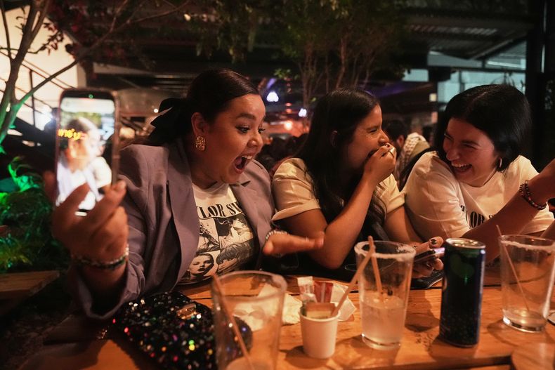 Fans reunidos para celebrar el lanzamiento del nuevo álbum de Taylor Swift, The Life of a Showgirl, en la Ciudad de México, el jueves 2 de octubre de 2025. (Foto AP/Claudia Rosel)