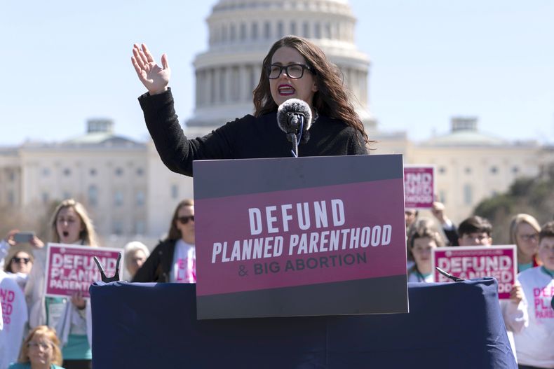 Kristan Hawkins, presidenta de Students for Life of America, habla durante una manifestación contra el aborto en el Capitolio en Washington, jueves 27 de marzo de 2025. (AP foto/Jose Luis Magana)