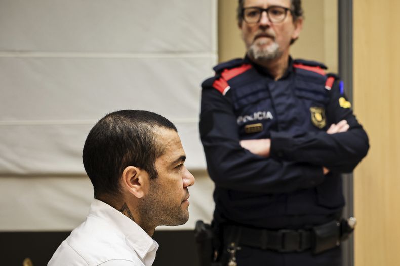 El futbolista brasileño Dani Alves sentado en el inicio de su juicio por supuesta agresión sexual contra una mujer en un club nocturno de Barcelona, el lunes 5 de febrero del 2024. (Jordi Borras/Pool Foto vía AP)