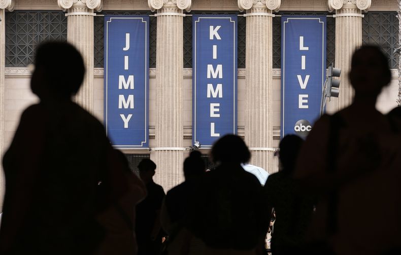 La gente camina frente al estudio de Jimmy Kimmel Live en Hollywood Blvd., el miércoles 17 de septiembre de 2025, en Los Ángeles. (Foto AP/Chris Pizzello)
