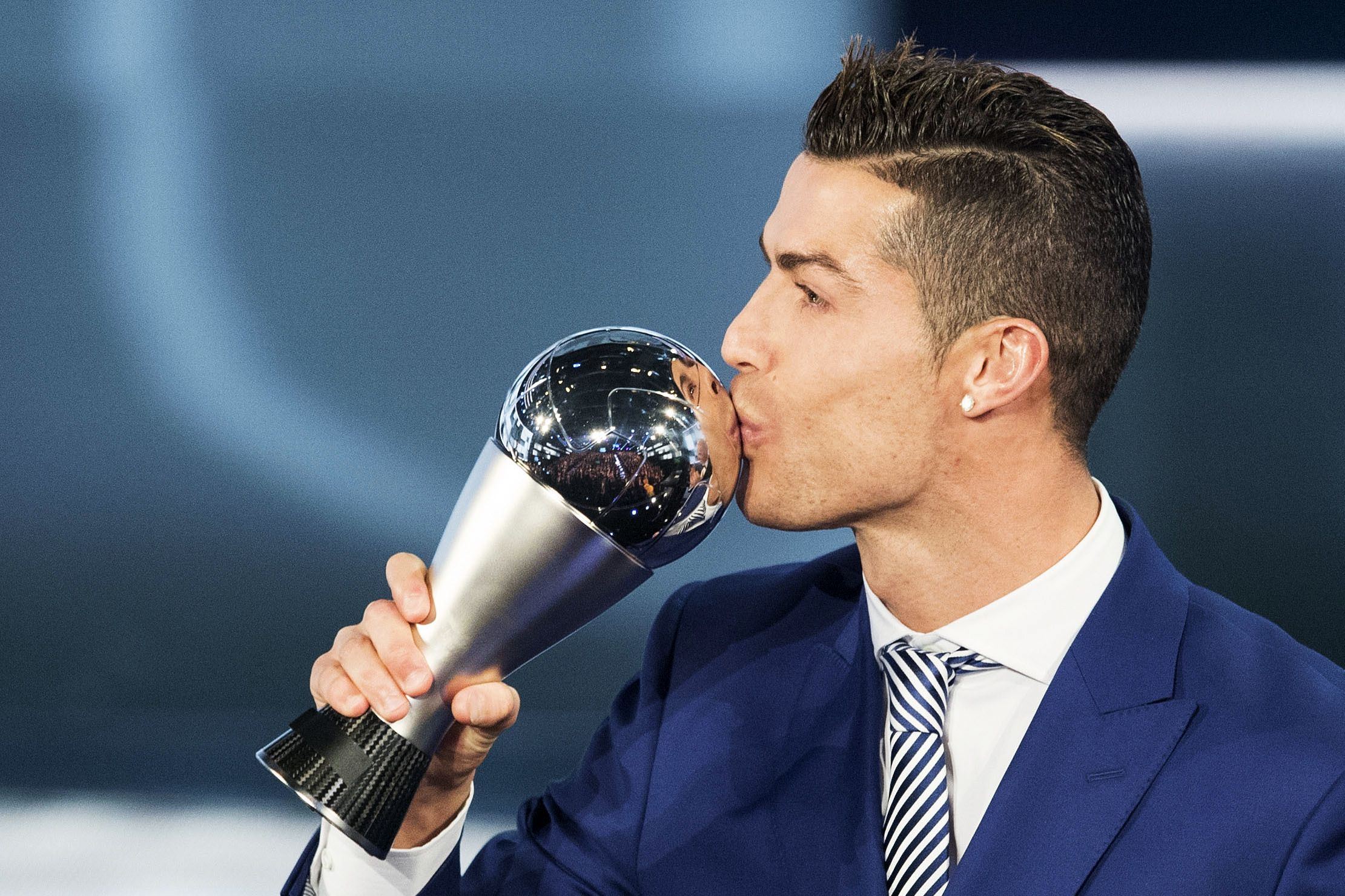 Cristiano Ronaldo gana premio de FIFA al jugador del año Cristiano Ronaldo gana premio de FIFA al jugador del año