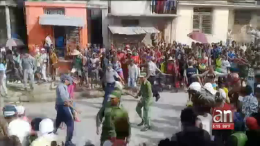 reprimen brutalmente a conga santiaguera con coros criticando al sistema