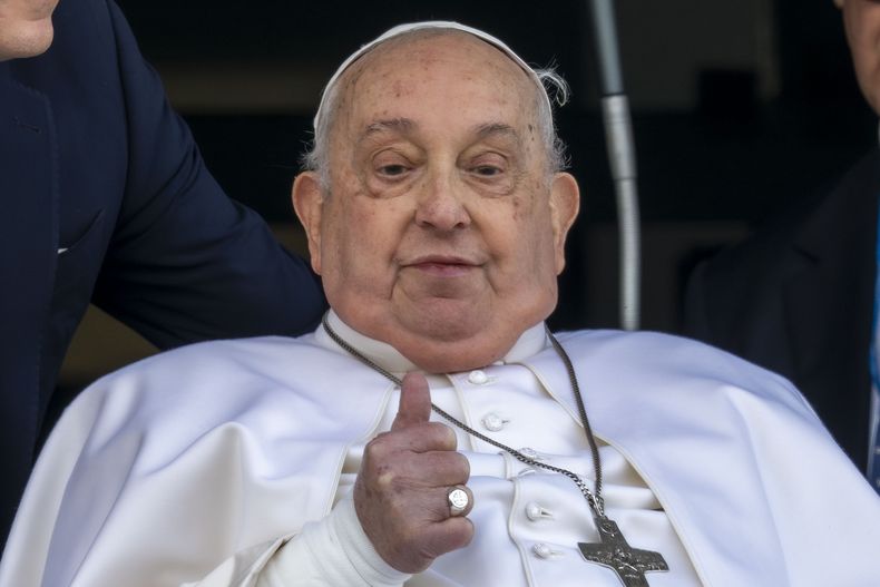 El papa Francisco aparece en una ventana de la Policlínica Agostino Gemelli en Roma, el domingo 23 de marzo de 2025, donde recibía tratamiento contra la bronquitis y la neumonía bilateral desde el 14 de febrero. (AP Foto/Domenico Stinellis)