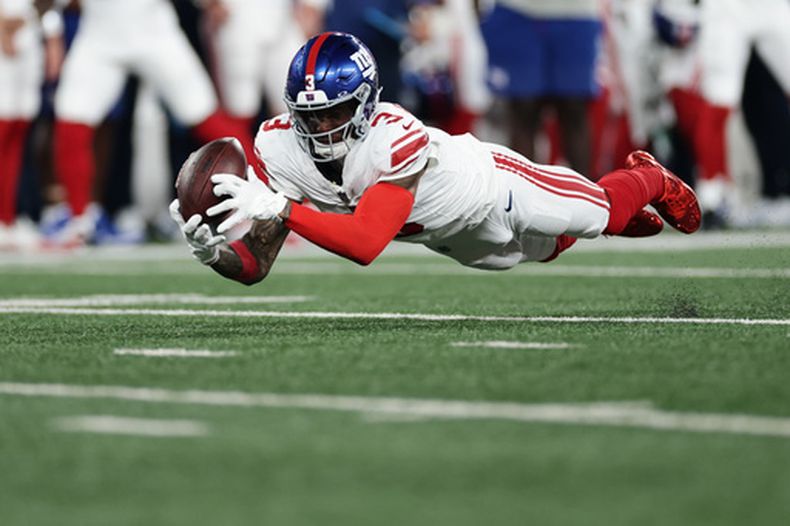 Odell Beckham Jr., receptor abierto de los Giants de Nueva York, no puede hacer la atrapada durante la primera mitad del juego de pretemporada de fútbol americano de la NFL contra los Jets de Nueva York, el viernes 28 de agosto de 2026, en East Rutherford, N.J. (AP Foto/Adam Hunger)