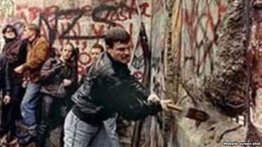 americateve | La sección auténtica del muro tiene 12 pies de alto por tres de ancho y 4.5 toneladas de peso, y se colocará en el Wolfson Campus del Miami Dade College (MDC), este domingo a las 3.00 PM, en el 25 aniversario del derribo del Muro de Berlín.