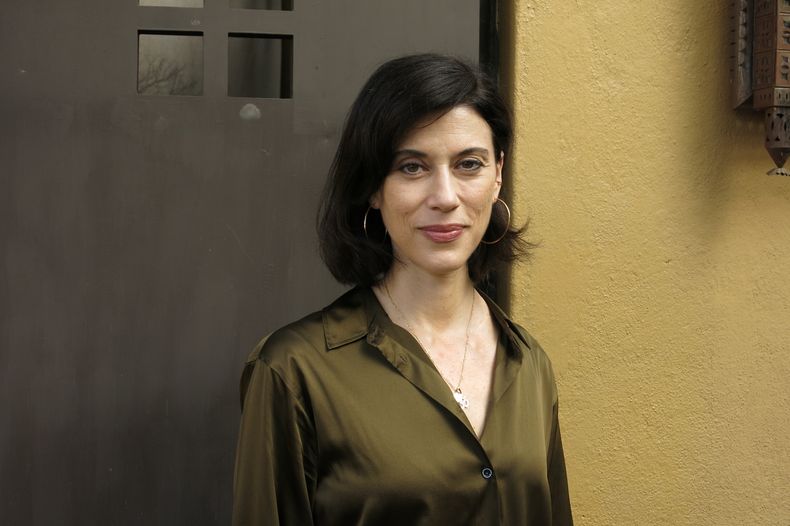 La cineasta palestino-estadounidense Cherien Dabis, de la película All Thats Left of You, posa para una foto durante una entrevista en el Festival de Cine de Morelia, en México, el jueves 16 de octubre de 2025. (Foto AP/Berenice Bautista)