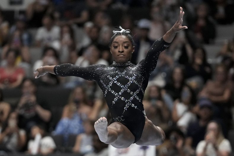 ARCHIVO - La gimnasta Simone Biles compite en la viga durante el campeonato nacional de Estados Unidos, el 27 de agosto de 2023, en San José, California. (AP Foto/Godofredo A. Vásquez)