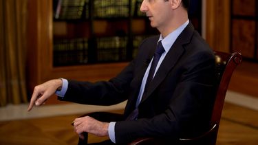 americateve | En esta foto de la agencia noticiosa oficial siria SANA y cuya autenticidad ha sido verificada sobre la base de su contenido y otros reportes de la AP, el presidente sirio Bashar Assad habla durante una entrevista con la televisora libanesa , el lunes 21