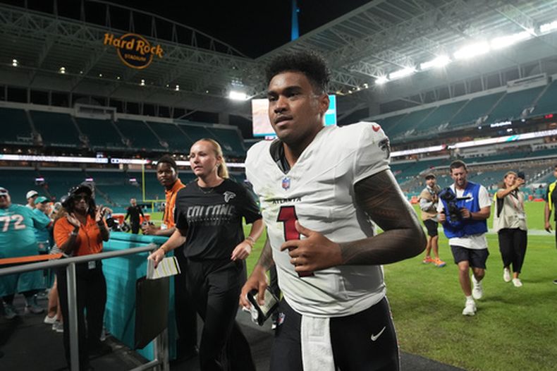 El quarterback Tua Tagovailoa de los Falcons de Atlanta tras el partido de pretemporada de la NFL contra los Dolphins de Miami, el viernes 28 de agosto de 2026, en Miami Gardens, Florida. (AP Foto/Lynne Sladky)