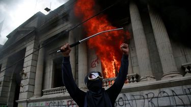 manifestantes asaltan el congreso de guatemala y le prenden fuego