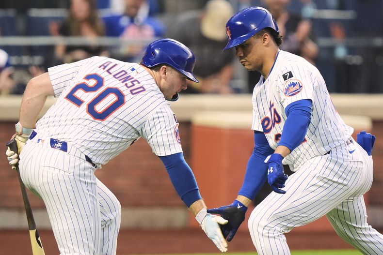 El dominicano Juan Soto festeja con Pete Alonso, su compañero en los Mets de Nueva York, tras sacudir un jonrón ante los Nacionales de Washington, el 10 de junio de 2025 (AP Foto/Frank Franklin II)