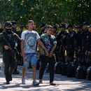 La policía escolta a dos presuntos miembros de grupos paramilitares, esposados entre sí, tras su detención en Santa Marta, Colombia, el miércoles 23 de septiembre de 2026. (AP Foto/Fernando Vergara)