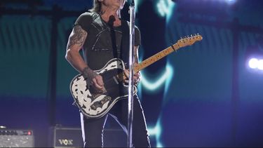 ARCHIVO - Keith Urban interpreta Texas Time en la 58.ª entrega anual de los Premios de la Academia de Música Country el 11 de mayo de 2023 en el Ford Center de Frisco, Texas. Urban y Kix Brooks del poderoso dúo de country Brooks & Dunn serán incorporados en el Salón de la Fama de los Compositores de Nashville este año, según un anuncio de la organización el jueves 3 de agosto de 2023. (Foto AP/Chris Pizzello, archivo)