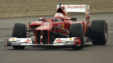 americateve | Sebastian Vettel prueba una Ferrari del 2012 en el circuito privado de la escuder&iacute;a en Fiorano, Italia, el 29 de noviembre del 2014. Se anunci&oacute; una semana antes que Vettel, cuatro veces campe&oacute;n mundial con Red Bull, se hab&iacute;a pa