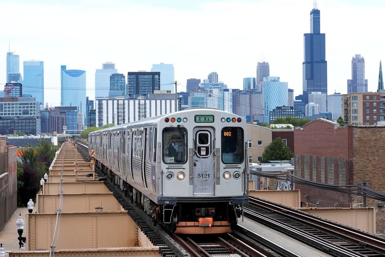 Un tren llega a la nueva estación en Damen, Chicago, el 12 de agosto de 2024. (AP Foto/Charles Rex Arbogast, Archivo)