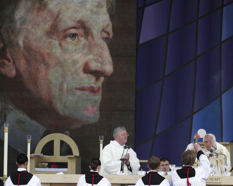 ARCHIVO - El Papa Benedicto XVI, a la derecha, celebra la misa de beatificación del cardenal John Henry Newman en Birmingham, Inglaterra, el domingo 19 de septiembre de 2010. (AP Foto/Gregorio Borgia, archivo)