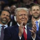 ARCHIVO - El candidato presidential Donald Trump aplaude durante la Convención Nacional Republicana en Milwaukee, el lunes 15 de julio de 2024. (AP Foto/Paul Sancya, archivo)