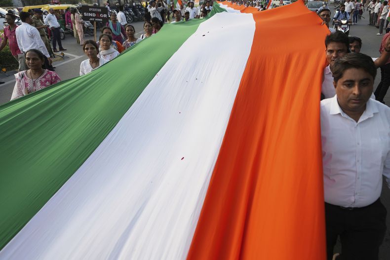 Varias personas llevan una enorme bandera tricolor durante una marcha el martes 13 de mayo de 2025, en Ahmedabad, India, para destacar el éxito de la Operación Sindoor, bajo la cual India atacó objetivos dentro de Pakistán que, según dijo, estaban afiliados con combatientes responsables de la masacre de 26 turistas el mes pasado en la Cachemira controlada por la India. (AP Foto/Ajit Solanki)
