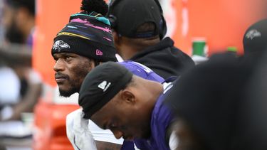 El quarterback de los Ravens de Baltimore, Lamar Jackson (izquierda), observa desde la banca durante la segunda mitad de un partido de fútbol americano de la NFL contra los Titans de Tennessee en Baltimore, el 4 de octubre de 2026. (Foto AP/Nick Wass)