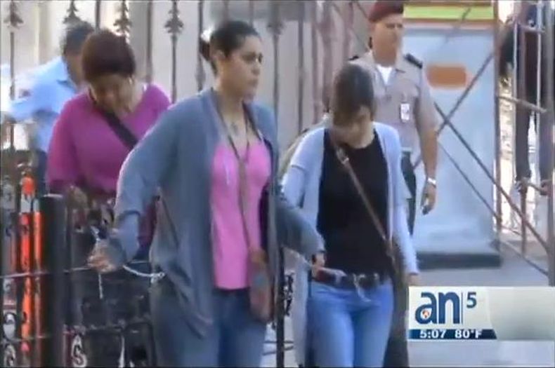 Una decena de mujeres fueron detenidas por la Guardia Nacional y la milicia bolivariana tras encadenarse frente a la Asamblea Nacional en protesta por la reciente aprobación de la Ley Habilitante en primera discusión y la injerencia del régimen cubano.