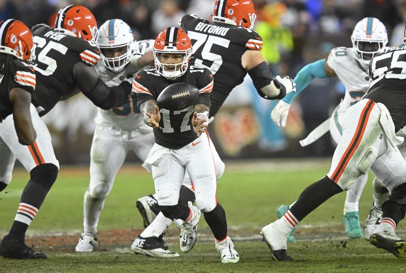 El quarteback de los Browns de Cleveland, Dorian Thompson-Robinson (17), lanza el balón durante la segunda mitad de un partido contra los Dolphins de Miami, el domingo 29 de diciembre de 2024, en Cleveland. (AP Foto/David Richard)