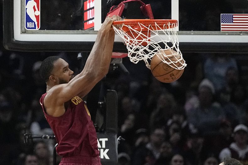 Evan Mobley, alero de los Cavaliers de Cleveland, realiza una volcada en el duelo del miércoles 31 de enero de 2024 ante los Pistons de Detroit (AP Foto/Sue Ogrocki)