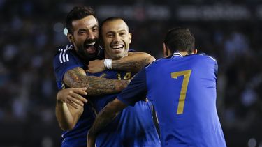 americateve | Javier Mascherano (centro) festeja su gol frente a Trinidad y Tobago con sus compa&ntilde;eros Ezequiel Lavezzi (izquierda) y &Aacute;ngel di Mar&iacute;a, durante un partido amistoso realizado el mi&eacute;rcoles 4 de junio de 2014 en Buenos Aires (AP Fo