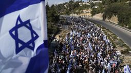 La marcha que exigía la libertad de los rehenes israelíes retenidos por Hamás, en Mevaseret Zion, cerca de Jerusalén, el 18 de noviembre de 2023.. (Foto AP /Leo Correa)