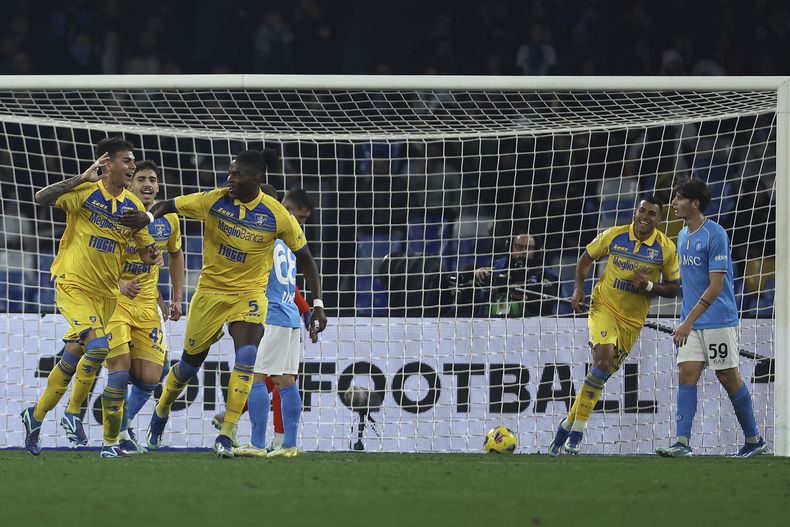 El argentino Enzo Barrenechea (izquierda), del Frosinone, festeja luego de marcar ante Napoli en un partido de la Copa Italia, el martes 19 de diciembre de 2023 (Alessandro Garofalo/LaPresse via AP)