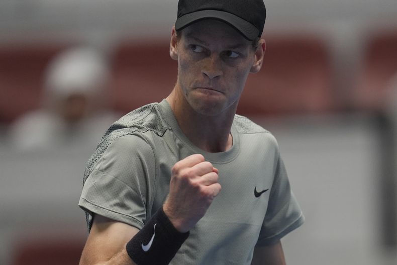 El italiano Jannik Sinner celebra tras regresar la bola de forma exitosa en el duelo ante el ruso Roman Safiullin en el Abierto de China el sábado 28 de septiembre del 2024. (AP Foto/Ng Han Guan)