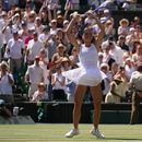 La ucraniana Marta Kostyuk hace una pirueta tras vencer a la italiana Jasmine Paolini en los cuartos de final de Wimbledon el miércoles 8 de julio del 2026. (AP Foto/Brian Inganga)