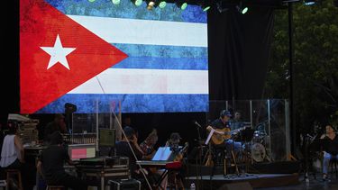 El cantante cubano Silvio Rodríguez se presenta durante el inicio de su gira por cinco países, en La Habana, el viernes 19 de septiembre de 2025. (Foto AP/Ramon Espinosa)